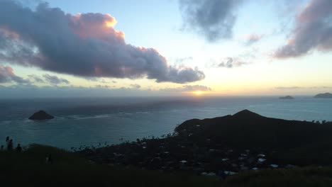 Luftrückzug-über-Den-Berggipfeln-Der-Lanikai-Pillendosen-In-Oahu,-Hawaii-Bei-Sonnenuntergang-Mit-Flauschigen-Wolken