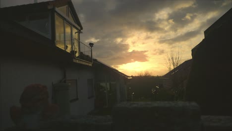 Himmlischer-Goldener-Morgenhimmel---Dramatischer-Sonnenaufgang-über-Nebliger-Nachbarschaft-In-4k