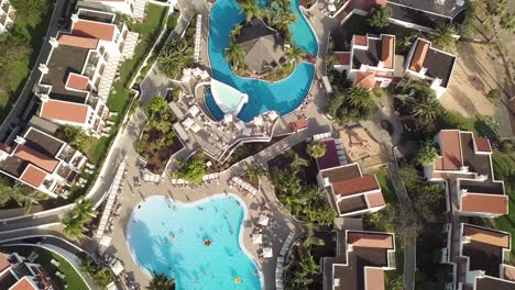 Luftaufnahme-Von-Oben-Nach-Unten-Vom-Swimmingpool-Im-Strandresort-Auf-Den-Kanarischen-Inseln-In-Spanien