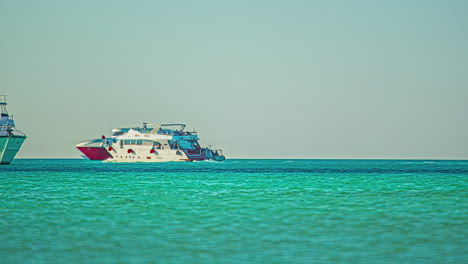 Lapso-De-Tiempo-Del-Yate-De-Embarque-De-Pasajeros-En-La-Costa-De-La-Isla-Giftun,-Hurghada,-Mar-Rojo