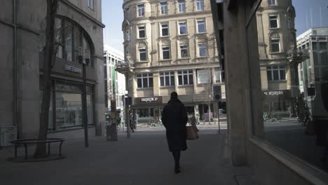 Dos-Mujeres-Caminando-En-El-Distrito-De-Negocios---Schlossplatz-En-El-Centro-De-Stuttgart-En-4k,-Arquitectura-Clásica-De-Alemania,-Famosa,-Lente-Roja-Komodo-Cooke-Mini-S4i-Calidad-Premium-|-Noticias