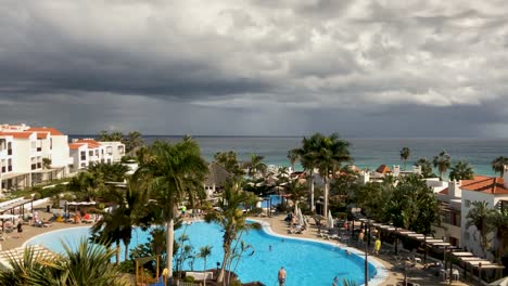 Panorama-Zeitraffer-über-Einem-Luxusresort-Auf-Der-Insel-Fuerteventura-Mit-Regenschauer-über-Dem-Atlantischen-Ozean-Für-Spanien