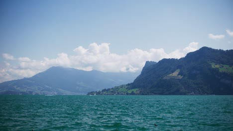 Vista-Tranquila-Del-Lago-De-Montaña---Montañas-Hergiswil-Suiza-En-4k