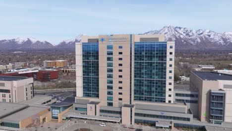 Volando-Alrededor-Del-Centro-Médico-Intermountain-En-Murray,-Utah