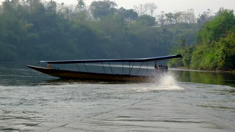 Thailändische-Boote,-Die-Mit-Dem-Motor-Auf-Dem-Wasser-Fahren,-Wobei-Der-Fahrer-Und-Die-Luft-Durch-Rauch-Verschmutzt-Sind