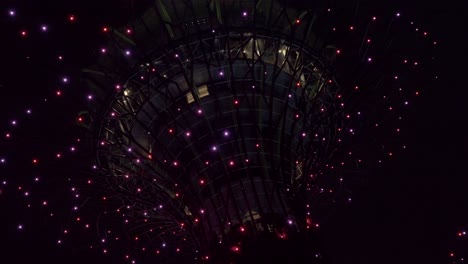Licht-Nachtaufnahme-Singapur-Supertree-Grove-Show-In-Den-Gardens-By-The-Bay-Spin-Shot