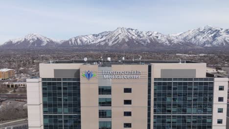 Revelando-El-Centro-Médico-Entre-Montañas-En-La-Ciudad-De-Murray,-Utah---Toma-Aérea-De-Establecimiento