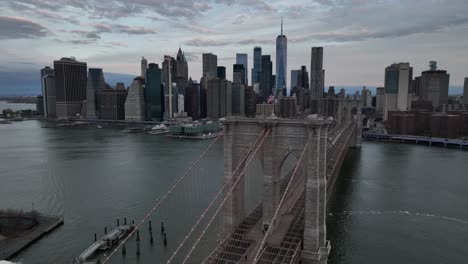 Eine-Luftaufnahme-Der-Brooklyn-Bridge-Während-Eines-Bewölkten-Sonnenaufgangs