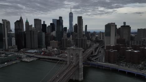 Una-Vista-Aérea-Del-Puente-De-Brooklyn-En-Un-Día-Nublado-Con-El-Bajo-Manhattan-Y-La-Torre-De-La-Libertad-En-El-Fondo