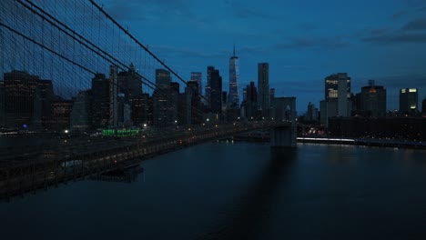 Una-Vista-Aérea-Del-Puente-De-Brooklyn-Con-El-Bajo-Manhattan-En-El-Fondo-Antes-De-Un-Amanecer-Nublado