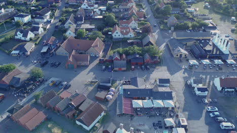 Vista-De-Drones-De-Una-Pequeña-Ciudad-Portuaria-Local-En-Bornholm,-Dinamarca-Snogebæk