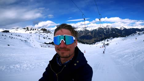 Glücklicher-Skifahrer,-Der-Mit-Dem-Skilift-Die-Piste-Hinauffährt-Und-Sich-Gesegnet-Fühlt