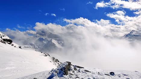 Toma-Panorámica-De-Los-Picos-De-Las-Montañas-Nevadas-En-Austria-Con-Cielos-Azules