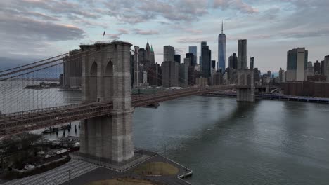 Eine-Luftaufnahme-Der-Nordseite-Der-Brooklyn-Bridge-An-Einem-Bewölkten-Morgen