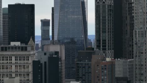 Eine-Luftaufnahme-Des-Freedom-Tower-In-Lower-Manhattan-An-Einem-Bewölkten-Tag