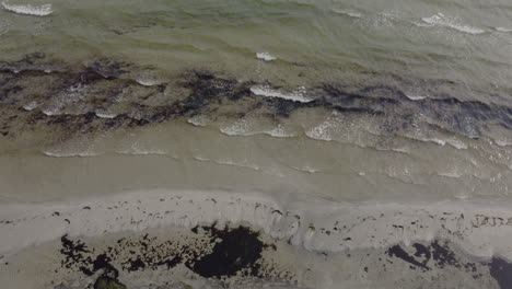 Drohnenansicht-Eines-Rauen-Strandes-In-Dänemark-Mit-Nach-Unten-Und-Oben-Geneigten-Wellen