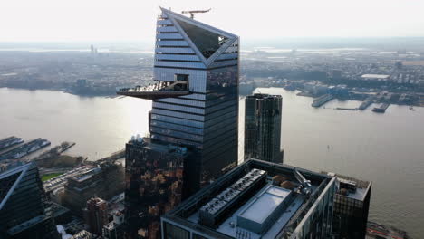 Luftaufnahme-Rund-Um-Den-30-Hudson-Yards-Wolkenkratzer,-Golden-Hour-In-New-York,-USA