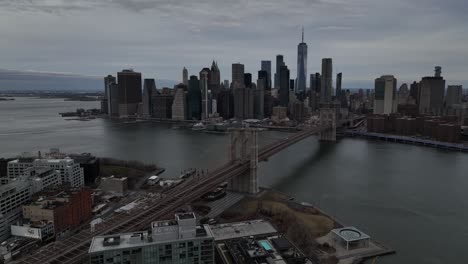 Eine-Luftaufnahme-Von-Lagerhäusern,-Die-An-Einem-Bewölkten-Tag-In-Luxus-Eigentumswohnungen-In-Dumbo,-Brooklyn,-Umgewandelt-Wurden