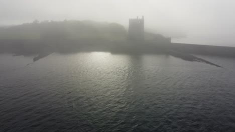 Drohne-Mit-Carrigaholt-Castle,-Die-Aus-Dem-Nebel-Erscheint,-Clare,-Irland