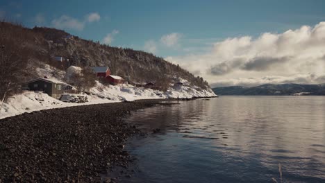 Vista-Tranquila-De-Cabañas-A-Orillas-Del-Lago-En-El-Fiordo-De-Trondheim,-Noruega