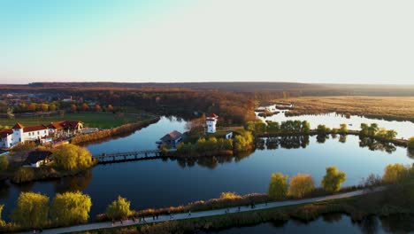 Ruhiger-Sonnenuntergang-Drohnenblick-Auf-Das-Comana-Naturpark-Delta-–-Eine-Malerische-Landschaft-Mit-üppiger-Vegetation-Und-Charmanten-Gebäuden,-Rumänien