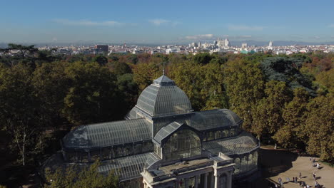 Drohnenaufnahme-Des-Parks-El-Retiro-In-Madrid---Drohne-Steigt-In-Der-Nähe-Des-Palacio-De-Cristal-Auf