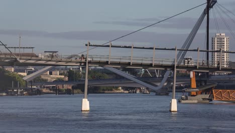 Gente-Cruzando-El-Puente-De-Buena-Voluntad-En-Brisbane-Con-El-Puente-De-Buena-Voluntad-Al-Fondo