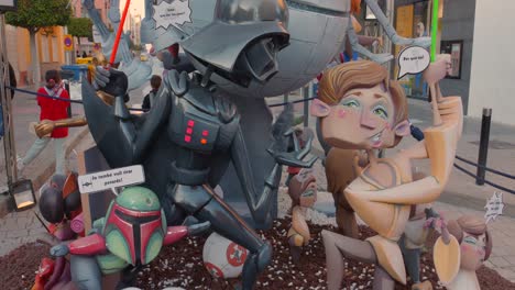 Humorvolle-Darstellung-Von-Boba-Pett-Und-Darth-Vader-Aus-Der-Star-Wars-Ausstellung-Beim-Valencia-Fallas-Festival-In-Spanien