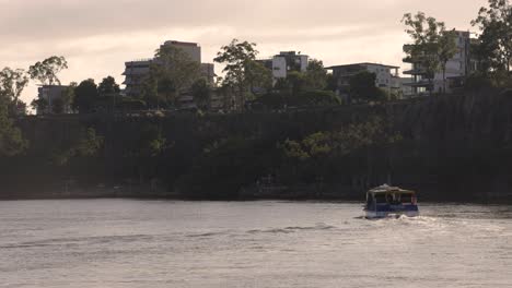 Ferry-Del-Río-Brisbane-Con-Punto-De-Canguro-En-El-Fondo-Temprano-En-La-Mañana