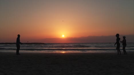 Spielen-Von-Paddelball-Matkot-Strandspielen-In-Tel-Aviv,-Israel,-Sonnenuntergangssilhouette