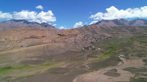 Panorama-Berglandschaft-An-Sonnigen-Sommertagen-Im-Dorf-Langza-In-Indien,-Luftaufnahme