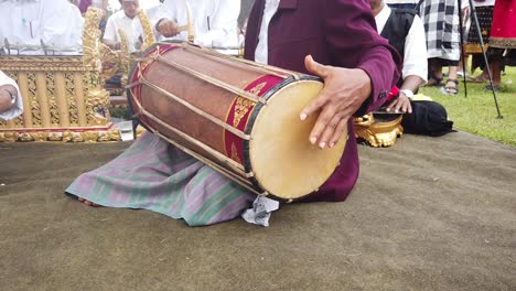 Balinesisches-Gamelan-Trommeln,-Kendang-Percussion-Musikinstrument-Aus-Bali,-Indonesien,-Gespielt-Von-Einem-Lokalen-Musiker