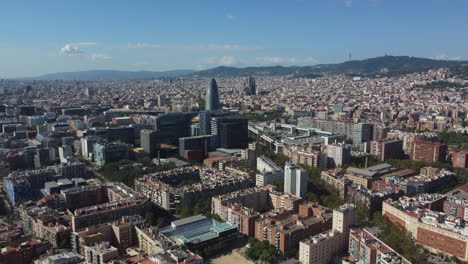 Drone-shot-of-Barcelona-city-center---drone-is-ascending,-showing-Torre-Glòries-and-La-Sagrada