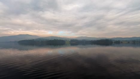 Neblige-Szene-über-Dem-Lake-Windermere-Im-Englischen-Lake-District-Nationalpark