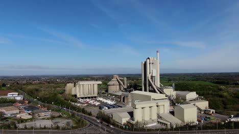 Obras-De-Cemento-Vista-Panorámica-Aérea-Sobre-Un-Fondo-De-Campos-Verdes-Y-Cielos-Azules