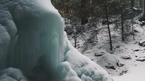Huge-Ice-Formation-At-The-Waterfall-Of-Ash-Cave-In-Hocking-Hills-State-Park,-South-Bloomingville,-Ohio-USA