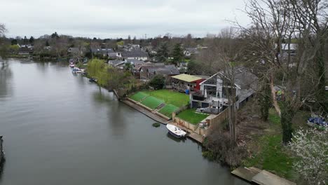 Häuser-Am-Flussufer-Shepperton-Lock-Surrey-Großbritannien-Drohnen-Luftaufnahme