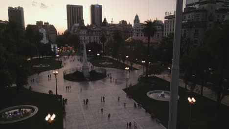 Luftdrohne-über-Der-Plaza-De-Mayo,-Dem-Hauptplatz-Der-Stadt,-Buenos-Aires,-Argentinien,-Nacht-Des-Zentralen-Finanzviertels