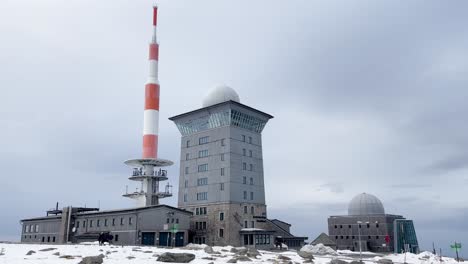 Estación-Meteorológica-En-La-Cumbre-De-Brocken-En-La-Región-De-Harz-De-Sajonia-anhalt
