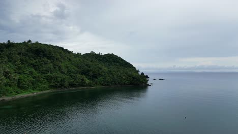 Luftaufnahme-Des-Regenwaldes-In-Richtung-Idyllischer-Strand-Auf-Der-Insel-Catanduanes,-Philippinen