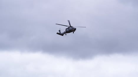 Helicóptero-Mh-60r-Seahawk-Contra-El-Cielo-Nublado---ángulo-Bajo