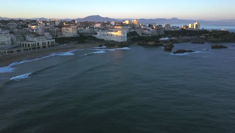 Biarritz-Grande-Plage-Strand-Und-Stadtbild-Bei-Sonnenuntergang,-Frankreich