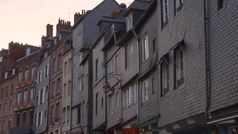 Quaint-Buildings-Lining-The-Old-Harbor-Of-Vieux-Bassin-In-Honfleur,-France