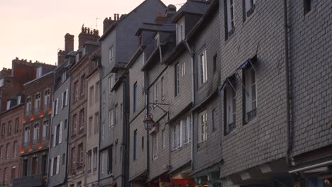 Malerische-Gebäude-Am-Alten-Hafen-Von-Vieux-Bassin-In-Honfleur,-Frankreich