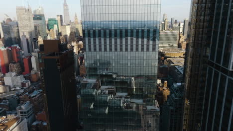 Drohnenaufnahme,-Die-Die-Spiegelfenster-Des-Spiral-NYC-Gebäudes-In-New-York-Umkreist