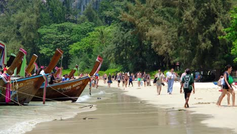 Thailändische-Boote-Mit-Vielen-Touristen-Am-Strand