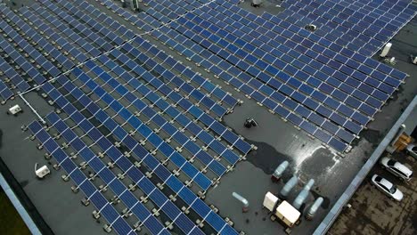 Die-Luftaufnahme-Von-Sonnenkollektoren-Auf-Dem-Dach-Eines-Industriegebäudes