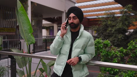 Retrato-Frontal-De-Un-Hombre-Indio-Punjabi-Sikh-Hablando-Por-Teléfono-Al-Aire-Libre