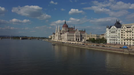 Toma-De-Un-Dron-Del-Edificio-Del-Parlamento-Húngaro-En-Budapest---Un-Dron-Se-Acerca-Al-Complejo