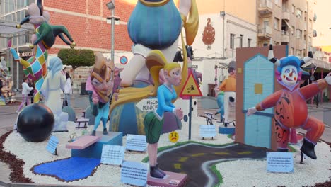 Fallas-Und-Ninots-Werden-In-Der-Straße-Von-Benicarlo-Während-Der-Jährlichen-Feier-Der-Fallas-In-Valencia-In-Spanien-Aufgestellt